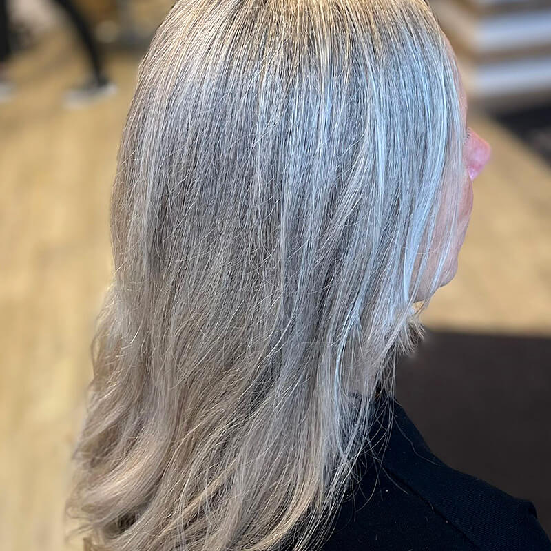 Grey Blending von unseren Farb-Spezialistinnen in der FRISEUR LOUNGE Johannisthal, Berlin